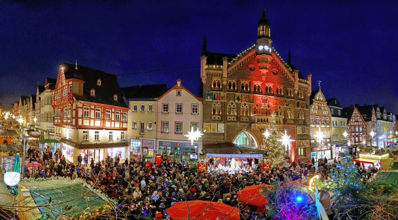 Die Altstadt leuchtet weihnachtlich und das historische Rathaus verwandelt sich in einen Adventskalender: Dieses Ambiente erweist sich als Publikumsmagnet. Fotos: Stadt Montabaur