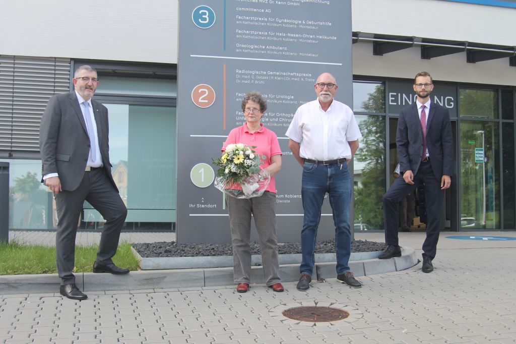 Das neue MVZ LandarztPlus im Montamedicum ist erffnet. BBT-Regionalleiter Frank Mertes (l.) und Brgermeister Ulrich Richter-Hopprich (r.) gratulierten dem rztepaar Dr. Claudia und Dr. Klaus Bellut zum Neustart. Foto: VG Montabaur