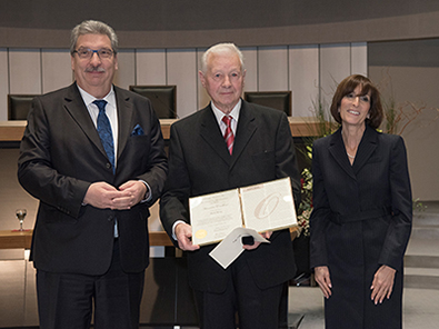 Horst Moog (Mitte) aus Hamm wurde in Berlin ausgezeichnet. Der Prsident der Abgeordnetenhauses, Ralf Wieland (links) und Karen Franklin, Juryprsidentin der Stiftung, berreichten die Urkunde. Foto: Landesarchiv Berlin 