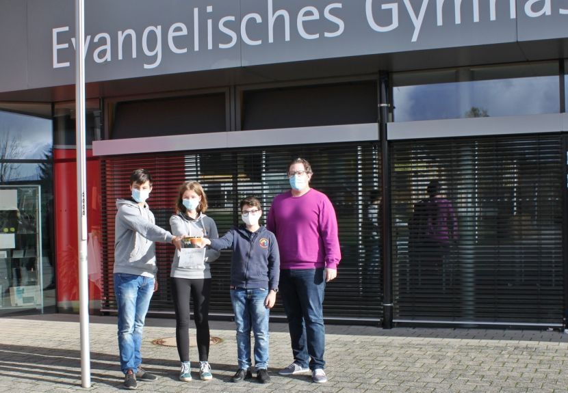 Sammelten gemeinsam ber 1250  fr Geflchtete auf Lesbos: (v.l.) Joshua Ber, Emma Lucke und Giuseppe Guzzo von der Schlervertretung des Evangelischen Gymnasiums Bad Marienberg und der stellvertretende Schulleiter Alexander Lhr. Foto: Sabine Hammann-Gonschorek