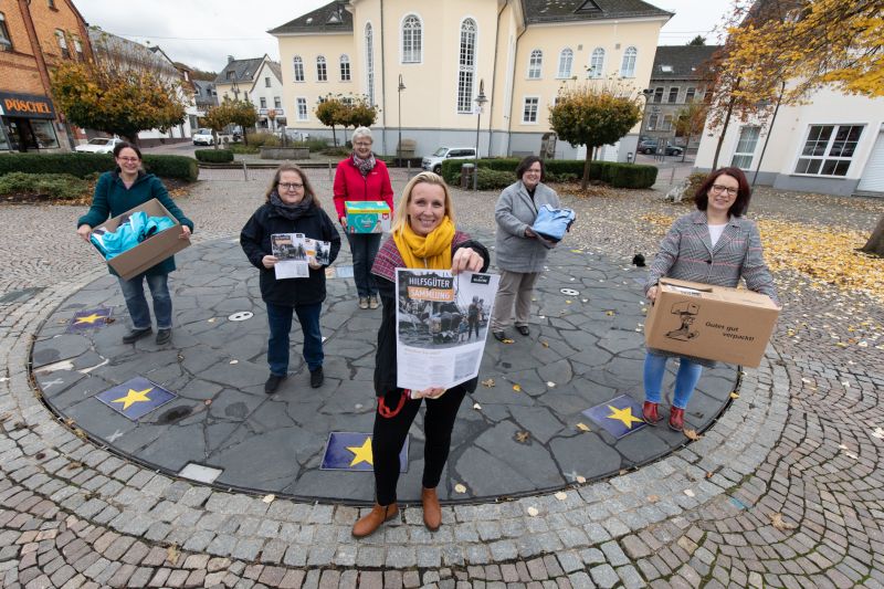 Helferinnen sammeln Spenden fr Notleidende im Camp Moria