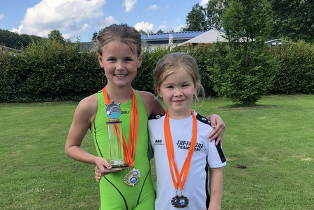 Louisa Moser (links), hier mit Katharina Ziegler, bekam als Punktbeste ihres Jahrgangs beim Westerwaldschwimmfest des SC Selters im Herschbacher Freibad einen Pokal. (Foto: SV Neptun Wissen) 