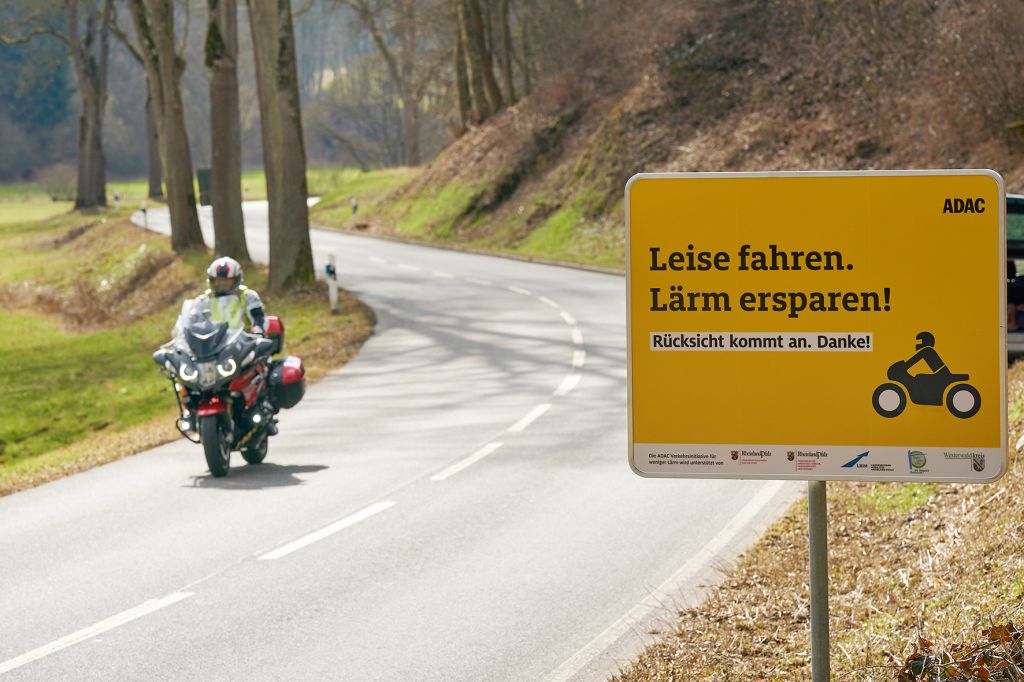 Aktion gegen Motorradlrm im Gelbachtal. Fotos: ADAC Mittelrhein