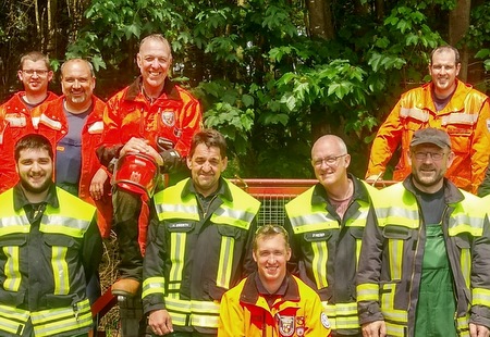 Feuerwehrleute ben sicheren Umgang mit der Motorkettensge