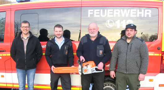 Die Oberlahrer Feuerwehr verfgt ber eine neuen Motorkettensge: (von links) Peter Fischer, Andr Wollny, Hans Peter Klein und Daniel Klein. (Foto: Feuerwehr Oberlahr) 