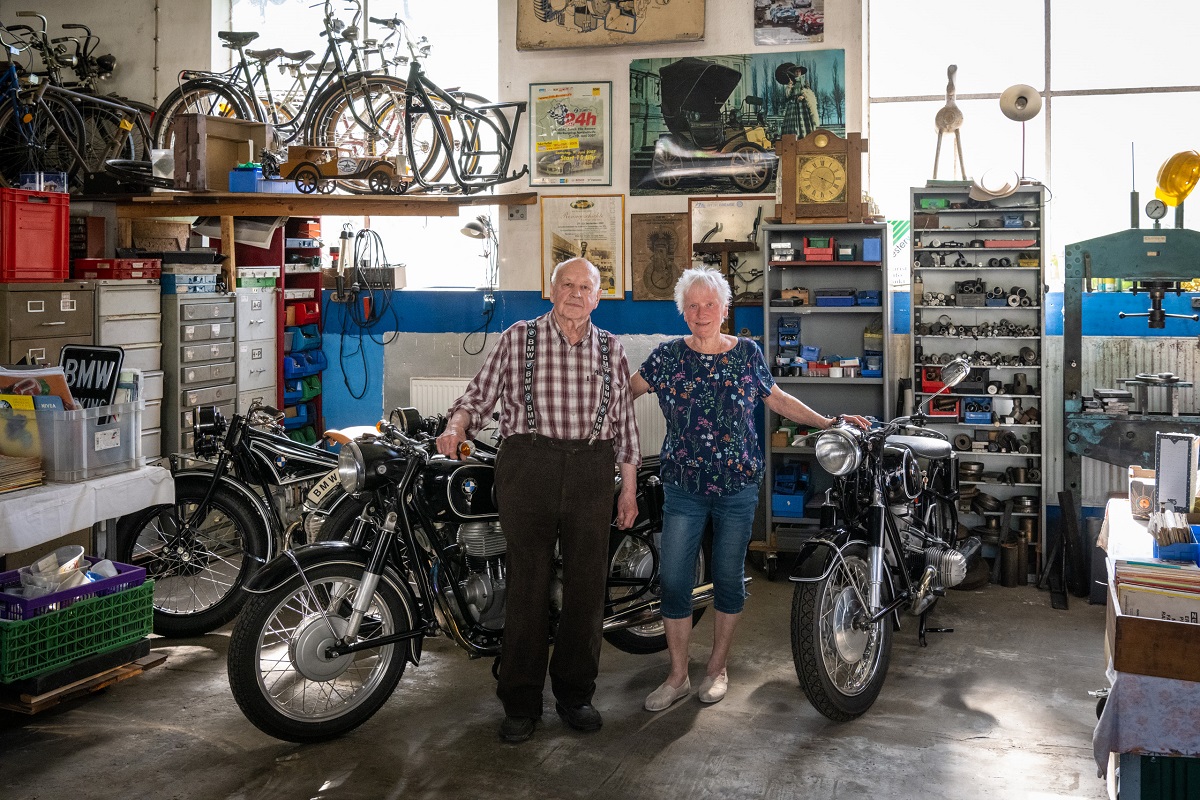 Das Ehepaar Gerhard und Agnes Weller freuen sich auf das SWR-Team und stellen ihre be-eindruckende Sammlung gerne als Drehort zur Verfgung. (Foto: Dominik Ketz)