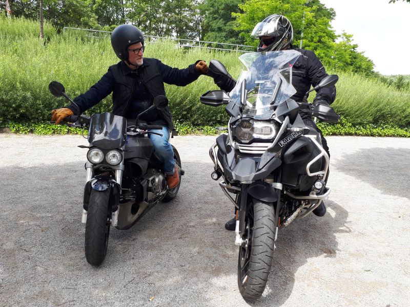 Arnd Dickel (links) und Michael Zacher mit ihren Motorrdern an der DRKKinderklinik Siegen. Fotos: privat