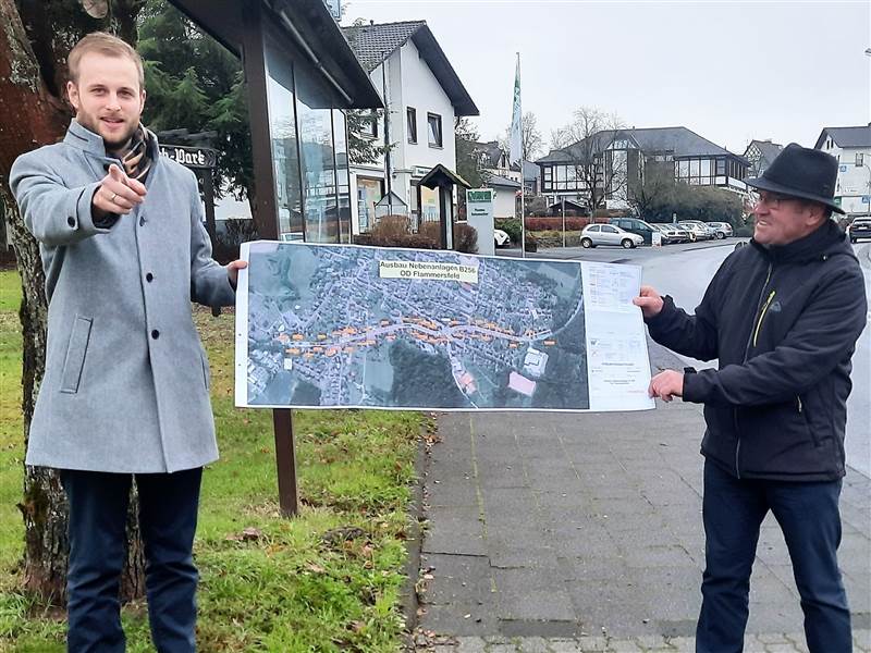 Eine Station der Tour: Ortsbrgermeister Manfred Berger (rechts) stellte Matthias Reuber die Planungen fr den Ausbau der Nebenanlagen der B 256 in der Ortslage Flammersfeld vor. (Foto: CDU)