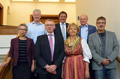 Die Vertreter/innen der Gesundheitsmter mit Netzwerk-Koordinator Dr. Wolfgang Drwaldt (vorne, 2. von links) und die Landrte Frank Puchtler, Achim Schwickert, Michael Lieber(hinten, von links). Foto: kk