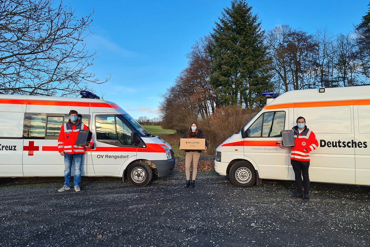 Kai Kosel (links) und Niklas M. Runkel (rechts) vom DRK-Ortsverein Rengsdorf freuen sich ber die Spende medizinischer Gesichtsmasken, die Anna-Lena Runkel von SKYLOTEC bergab. Fotos ( SKYLOTEC GmbH):