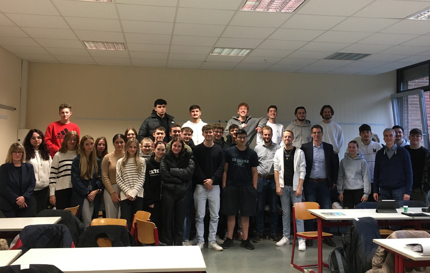 Die Schler der 13. Jgst. des Beruflichen Gymnasiums Wissen mit MdL Dr. Matthias Reuber, Schulleiter Burkhard Schneider sowie den Fachlehrern Dr. Beate Bernhard und Dr. Thomas Stahl. (Foto: Beatrice Hggelmeyer)