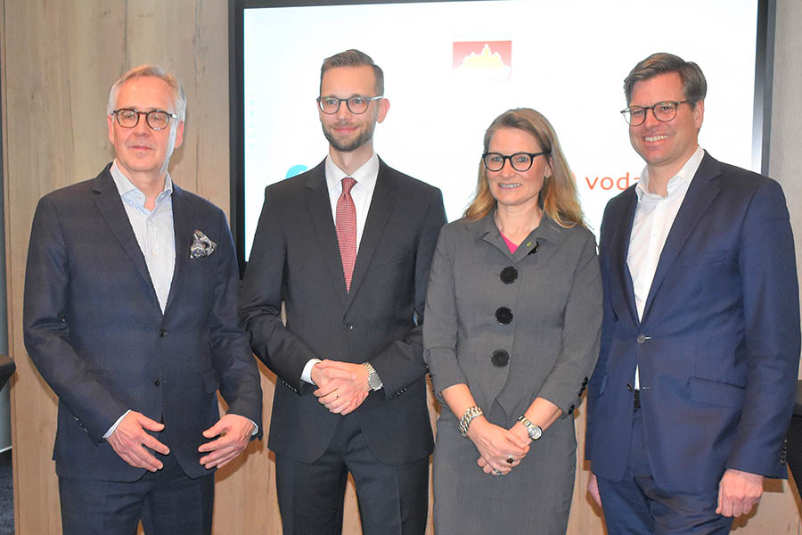 Von links: Rolf-Peter Scharfe, Ulrich Richter-Hopprich, Dr. Beate Rickert und Stephan Wehrmann. Foto: wear