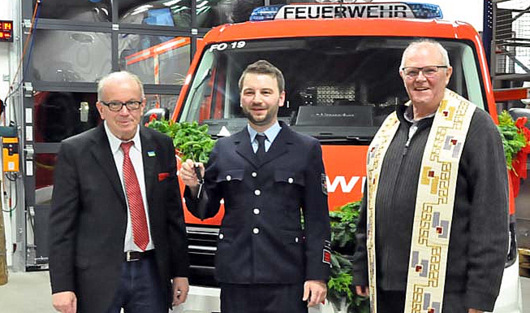 Der erste Beigeordnete der Verbandsgemeinde, Rolf Schmidt-Markoski, bergab den Schlssel offiziell an Wehrfhrer Andr Wollny, Pastor Heiner Gather nahm die Segnung des Wagens vor (von links/Foto: kk).