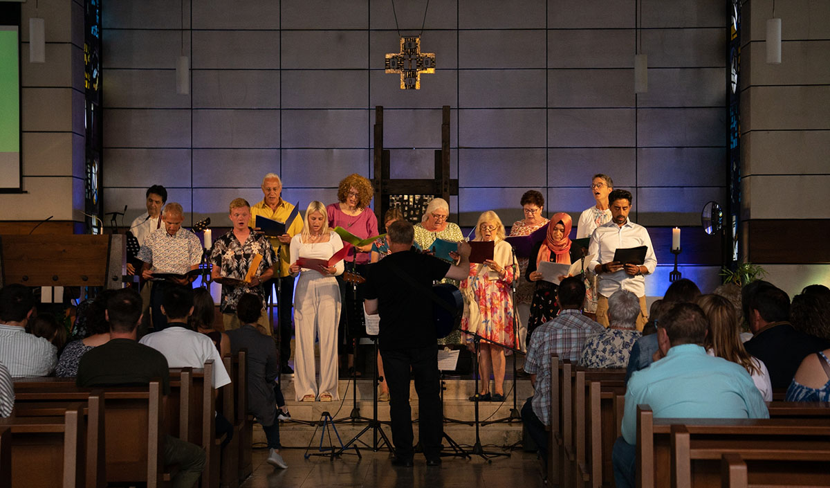 Der Projektchor stimmte musikalisch auf den Festtag ein. (Fotos: MusikKircheLive)