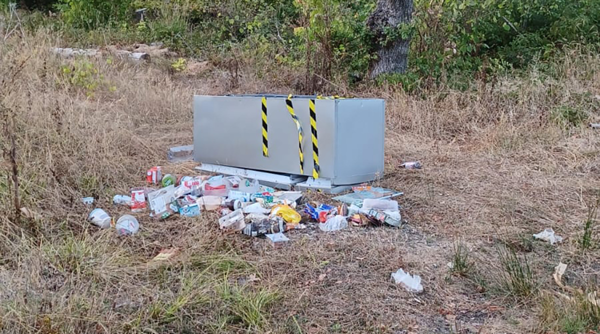 Eine Khl-Gefrierkombination landete auf einem Waldweg. (Foto: Ordnungsbehrde)