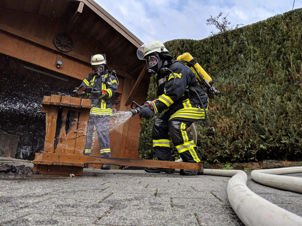 In der Mudersbacher Mommstrae war aus ungeklrter Ursache ein Pflanzkbel in Brand geraten. (Foto: Verbandsgemeindefeuerwehr Kirchen)