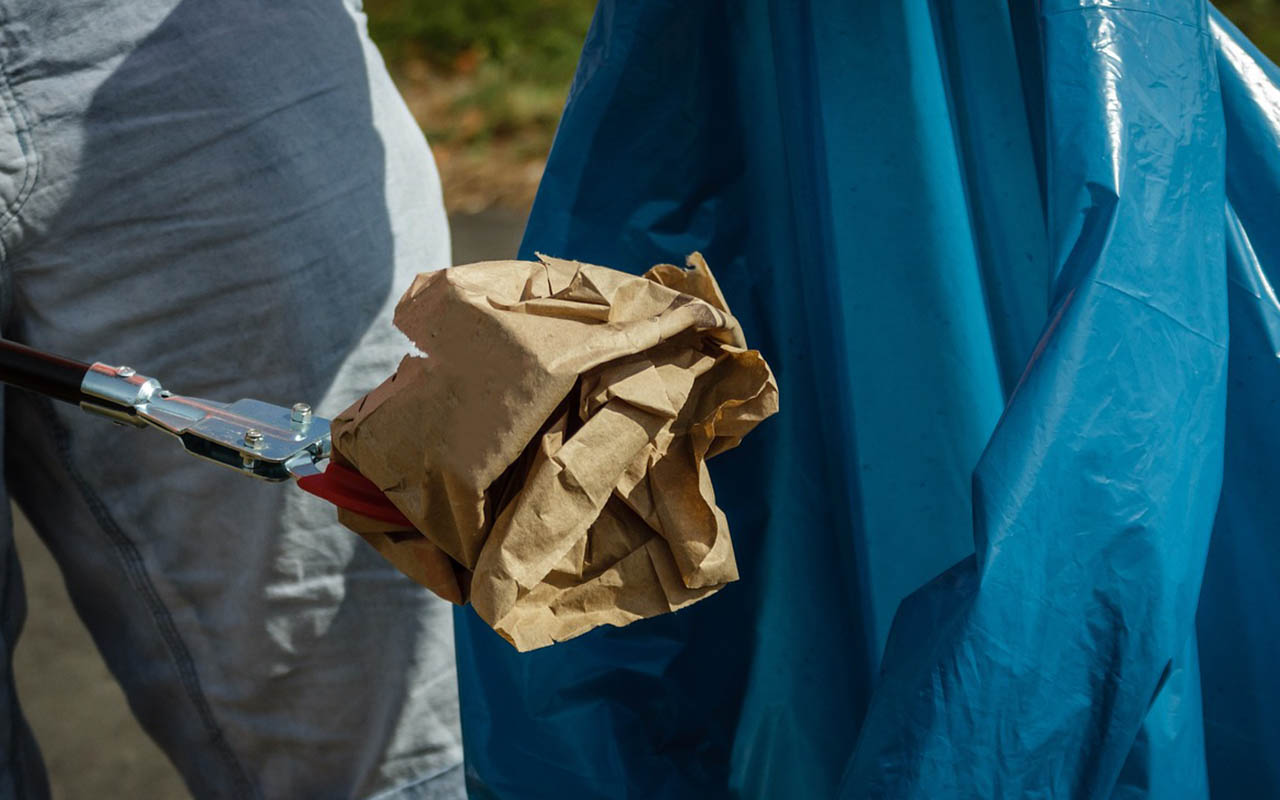 Landrat packt bei Aktion Saubere Landschaft in Alsbach mit an