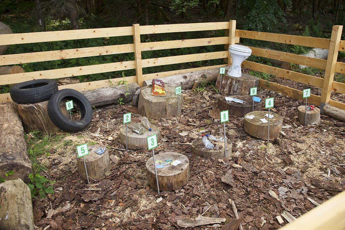 Dauerhafte Ausstellung zum Thema Mll im Wald von Merle Fhrer erffnet