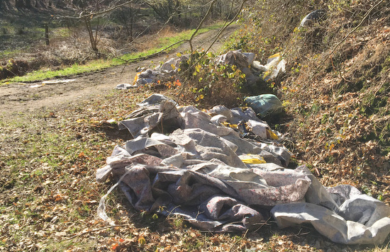 Das muss nicht sein: In Pracht wurde Abdeckvlies und Baustoffmaterial am Wegesrand und am Bachlauf abgelegt. (Foto: Ortsgemeinde Pracht)