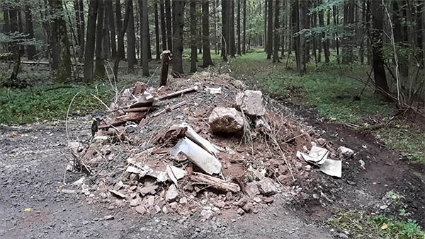 Illegale Müllablagerungen im Wald bei Dierdorf