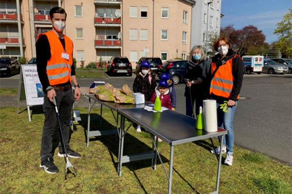 Quartiersmanager Mario Seitz links und Sabine Hagedorn, Leitung der Ev. Kita im Raiffeisenring rechts, die mit einigen Familien an der Aktion teilnahm. Fotos: privat