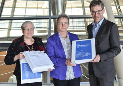 Birgit Dembski (links) und Stephan Kruip (rechts) vom Mukoviszidose e.V. bergaben 80.000 Unterschriften an MdB Kersten Steinke (DIE LINKE, Mitte). Foto: Verein