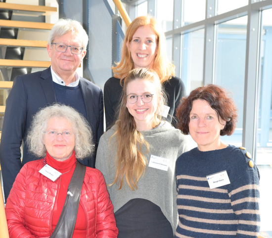 Die Protagonisten der Fachtagung Multiperspektivitt in der Psychiatrie: (hinten, von links) Professor Dr. Johannes Schdler, Dr. Birgit Papke, (vorne, von links) Irmela Boden, Katharina Pelkmann und Margit Haars (Foto: Universitt Siegen)