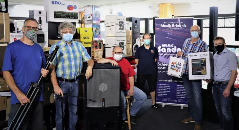 Die Verantwortlichen und Techniker der Kleinkunstbhne Mons Tabor sind stolz auf die neue Bhnentechnik  hier bei der bergabe in den Rumen des Musikhauses Sandner in Limburg. Foto: privat