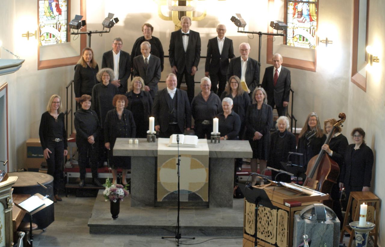 Stilsicher: Die Evangelische Kantorei mit ihren Gastmusikern. (Foto: Jens Schawaller)