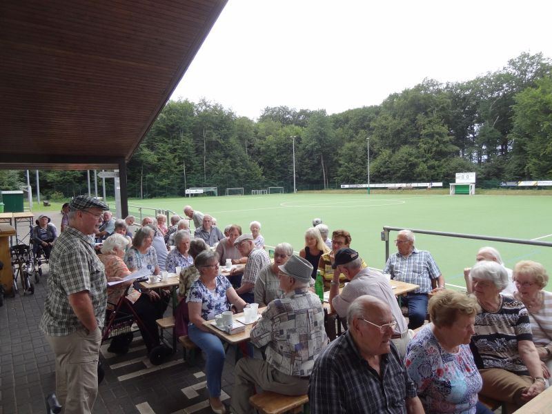 Am 8.Mai warten auf die 555er am Sportplatz und drei anderen Stationen Musiker und Snger. Fotos: privat 