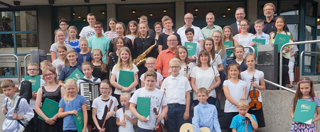 Gute Stimmung herrschte bei Teilnehmern, Preistrgern, Lehrkrften und Ehrengsten des Wettbewerbs Musikschule musiziert der Kreismusikschule. (Kreismusikschule Altenkirchen)