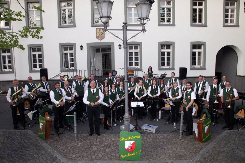 Den Mai in Herschbach musikalisch begrt