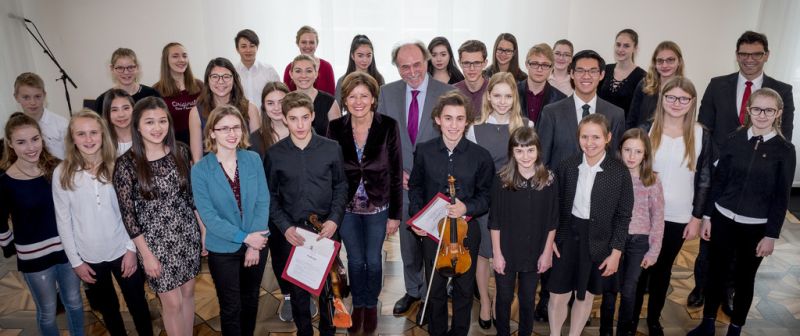 Die Preistrgerinnen und Preistrger des Wettbewerbs "Jugend musiziert" mit Ministerprsidentin Malu Dreyer, Prsident Peter Stieber und Staatssekretr Salvatore Barbaro. Foto: Staatskanzlei / Stilz