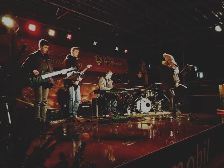 Die junge Band No Limit in the Sky, die in der Musikschule MusiQSpace zusammen fand, hier bei ihrem Auftritt auf dem Weihnachtsmarkt in Betzdorf (Foto: Amelie Pritz)