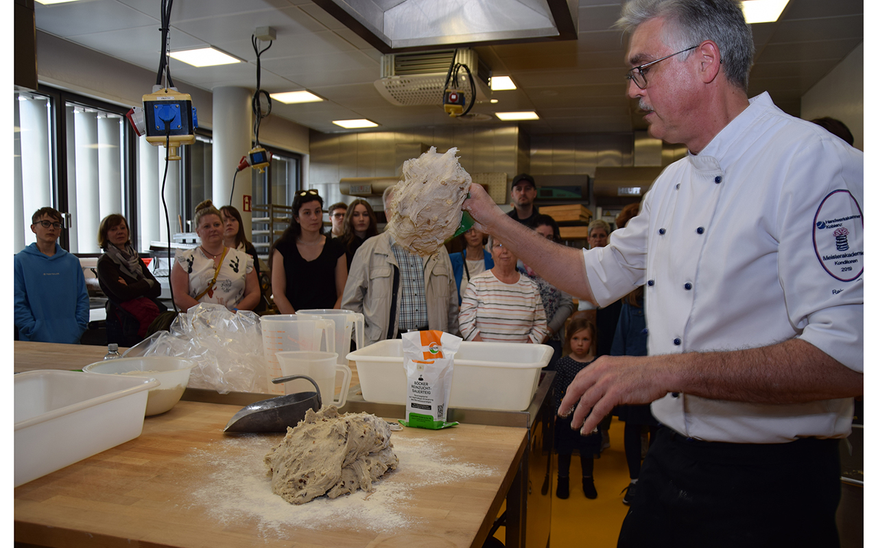 Wie man Brot mit Sauerteig am besten backt, fhrte Konditormeister Rainer Hahn den vielen wissbegierigen Besuchern nicht nur vor  sie durften auch alle ein eigenes Brot backen und mit nach Hause nehmen. (Foto: HwK Koblenz/Dagmar Schweickert)