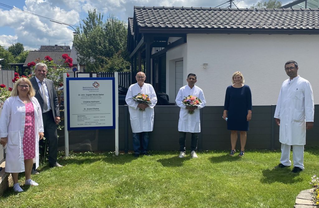 V. l. n. r.: Christine Hartmann, MVZ-Geschftsfhrer Guido Wernert, Doktor Nikola Sieber, Doktor Anand Shelke, Vanessa Weldert (MVZ-Koordinatorin) und Rustam Khayrov. Foto: KHDS  