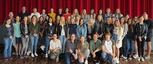 Ein Gruppenfoto in der Aula. Fotos: Schule