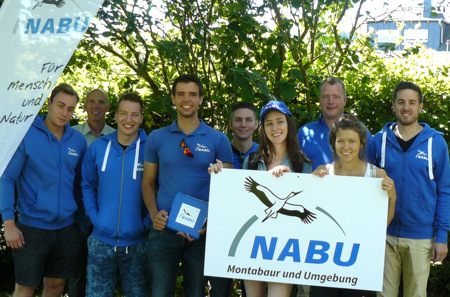 Sie sind derzeit im Auftrag des NABU unterwegs im Westerwald: Studentinnen und Studenten, die der Bevlkerung die arbeit des NABU nherbringen. Mit dabei: Roger Best, Vorsitzender der NABU-Gruppe (3. von rechts) und Vorstandsmitglied Bernhard Kloft (2. von links). (Foto: NABU-Gruppe Montabaur und Umgebung) 