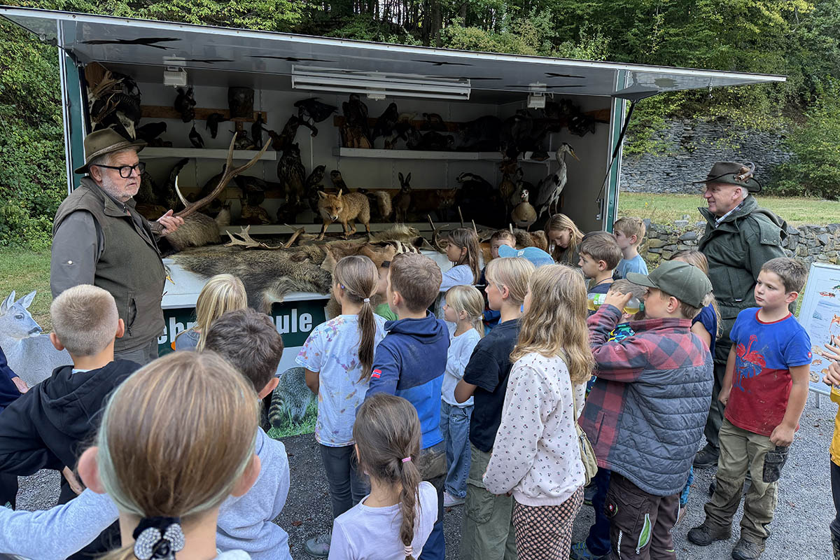 Fasziniert lauschen die NAJU‑Kids den Erz�hlungen der J�ger zu den heimischen Wildtieren. Foto: Peter Ahrens