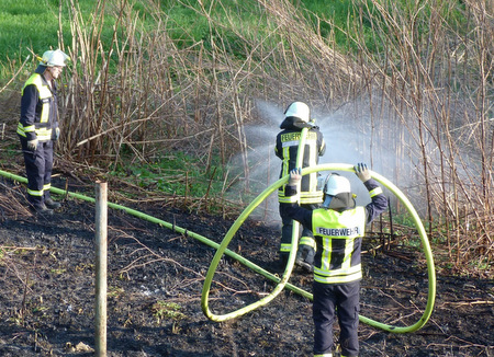 Die Feuerwehr Hamm hatte den Brand in Etzbach schnell unter Kontrolle. Hier laufen schon die Nachlscharbeiten. (Fotos: Feuerwehr Hamm/Alexander Mller)