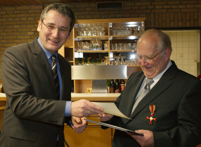 Trauer um Erhard Schreiner, nicht nur bei der Familie und in Etzbach. Die Aufnahme aus dem Archiv zeigt "Mr. IPS" bei der Verleihung des Bundesverdienstkreuzes im Jahr 2009. Foto: Helga Wienand-Schmidt