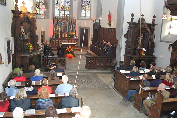 Zu Beginn des Nachtlebens in Kloster Ehrenstein trafen sich die Teilnehmer in der Klosterkirche. Hier wurden sie unter anderem von Schwester Jutta Maria Musker begrt. Foto: Andrea Schulze