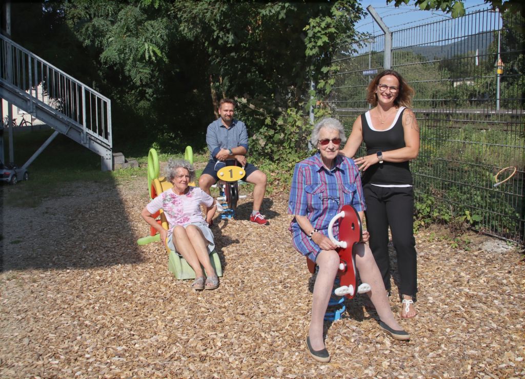 Neue Spielgerte fr die Kinder in der Flchtlingsunterkunft, gestiftet von der Internationalen Nhstube. Von links: Ursula Gundlach (Leiterin der Nhstube), Erster Beigeordneter Holger Heuser, Brigitte Meyer auf der Heide (Grnderin und ehemalige Leiterin der Nhstube) und Nadine Batzella (Leiterin des Fachdienstes Soziales und Asyl). Foto: Stadt Bad Honnef