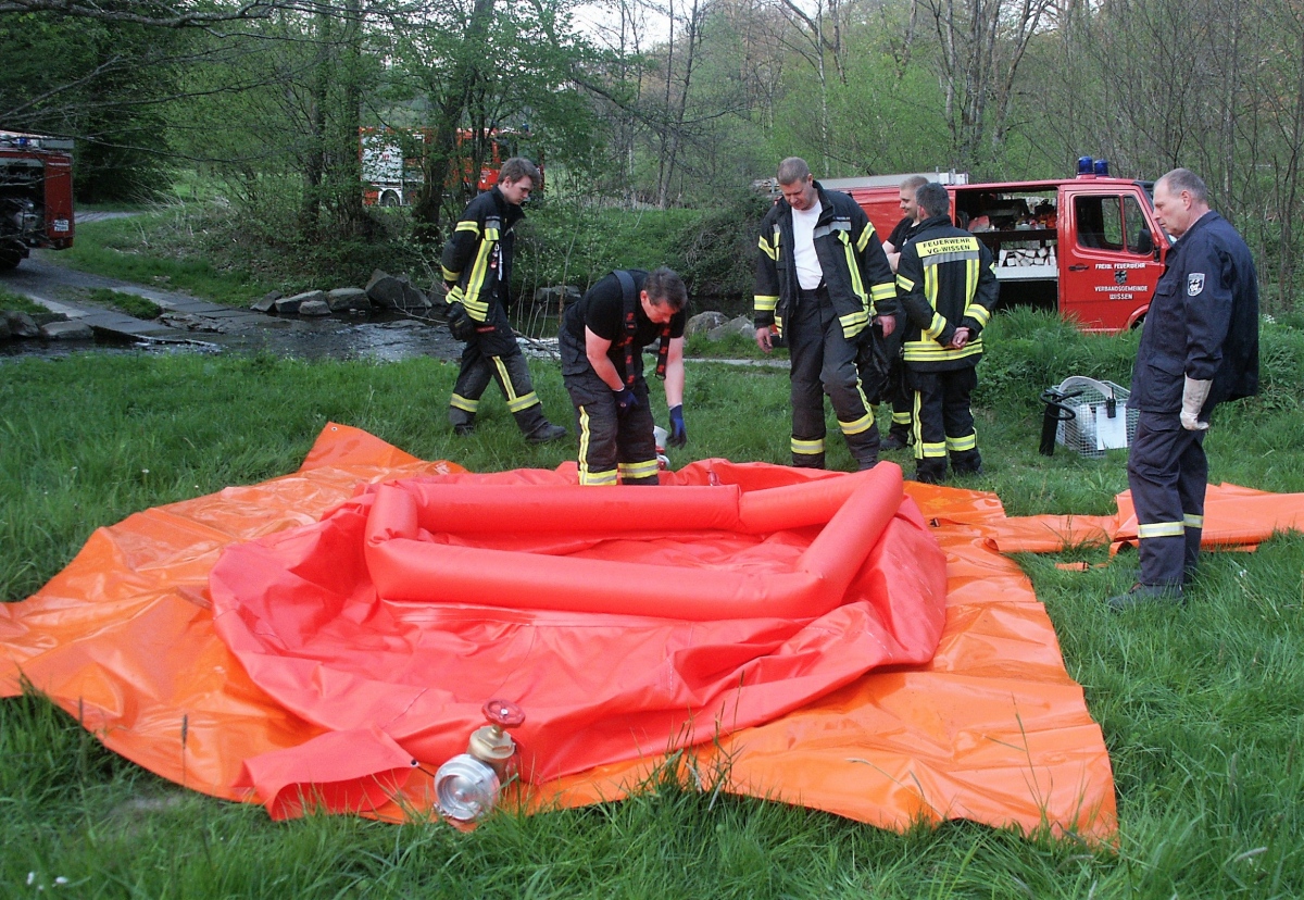 Eine Art Plantschbecken zur Aufnahme von 800 Litern Lschwasser als Fllung fr zwei groe Lschfahrzeuge  diese Neuanschaffung kam nun bei einer bung der Feuerwehr Schnstein zum Einsatz. (Foto: Bernhard Theis)