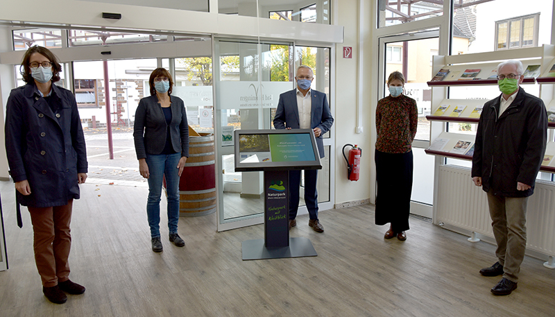 Von links Isabelle Frstin zu Wied, Irmgard Schrer, Achim Hallerbach, Heike Schnatz (Naturpark-Mitarbeiterin) und Volker Mendel. Foto: sol