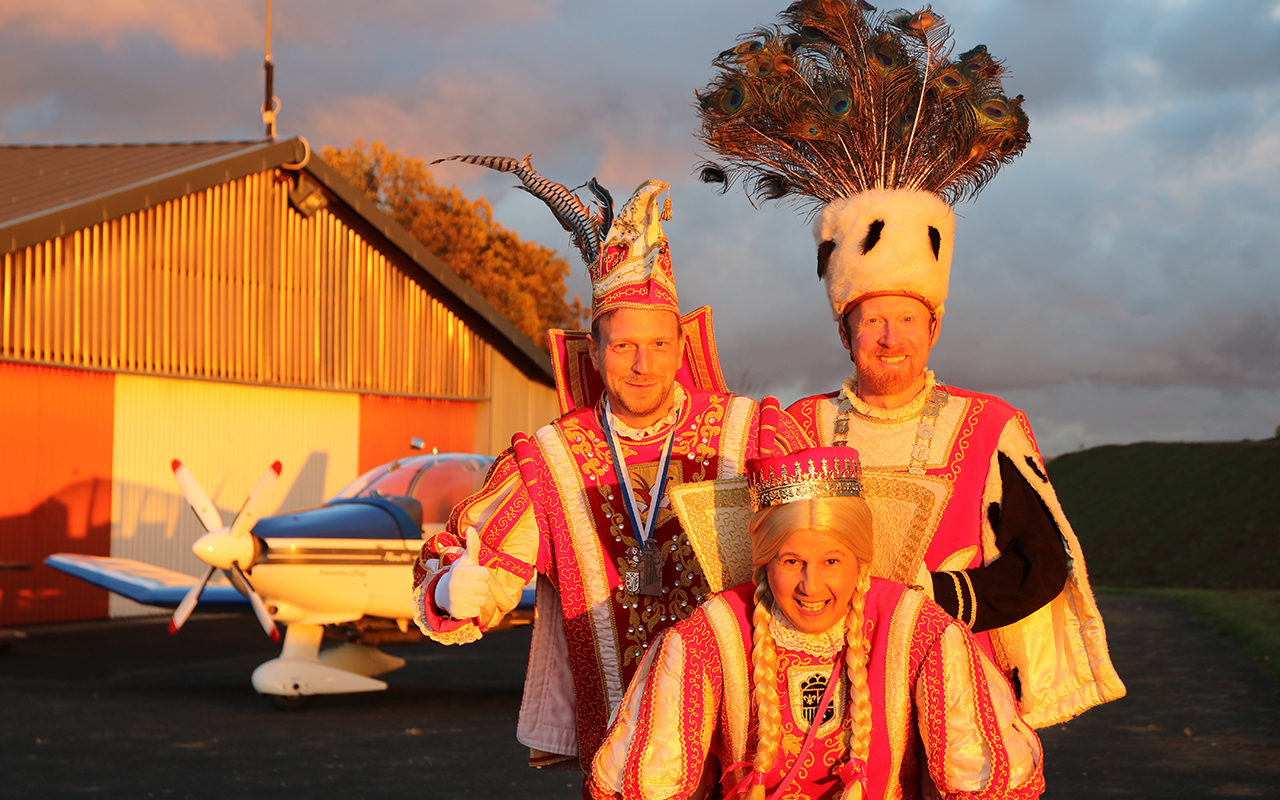 "Katzwinkel Glck Auf!" - Das Dreigestirn 2023/2024 mit Prinz Robert, Bauer Simon und Jungfrau Selim freut sich mit der gesamten KG Katzwinkel auf viele Besucher zu den Veranstaltungen. (Foto: KG Katzwinkel)