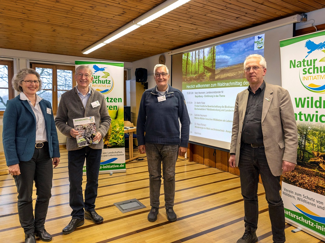 v.l.: Gabriele Neumann, Harry Neumann, Dr. Klaus Richarz und Dr. Martin Flade beim Waldnachmittag im Forstlichen Bildungszentrum in Hachenburg  (Foto: Rder-Moldenhauer / Quelle: Naturschutzinitiative)