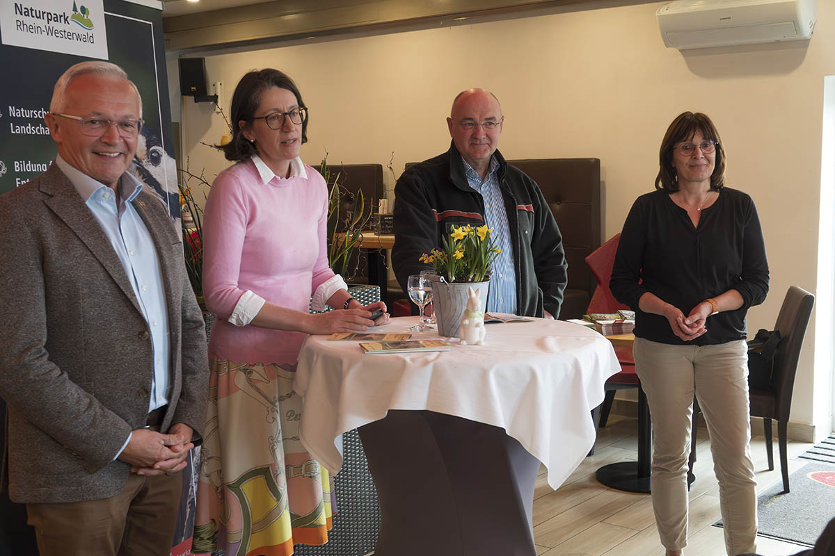 Sie pr�sentierten gemeinsam das Programm. Von links: Landrat Achim Hallerbach, I. D. Isabelle F�rstin zu Wied, Uwe Hoffmann und Irmgard Schr�er. Fotos: Wolfgang Tischler