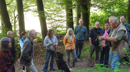 Der Westerwald-Verein ldt auch in diesem Jahr wieder zu einigen Naturerkun-dungen fr Jung und lter ins Buchfinkenland ein  wie hier mit Naturschutzexperte Manfred Braun. (Foto: Westerwald-Verein) 