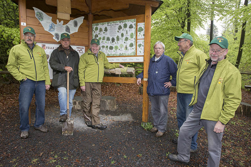 Die "Grnen Jungs" halten derzeit nach wie vor mit dem gebhrenden Abstand den Naturerlebnispfad in Ordnung. Archivfoto: Wolfgang Tischler